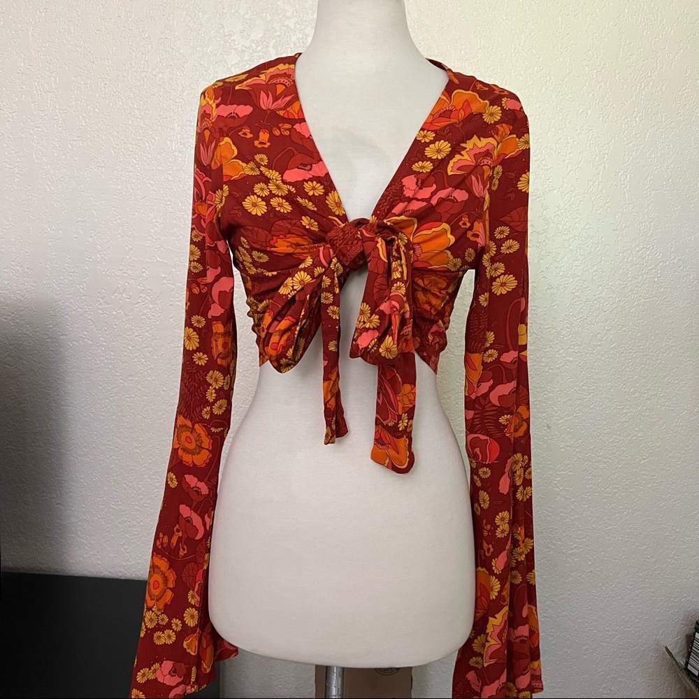 Floral Front Tie Bell Sleeve Crop Top Large & Medium Shorts - Picture 4 of 10